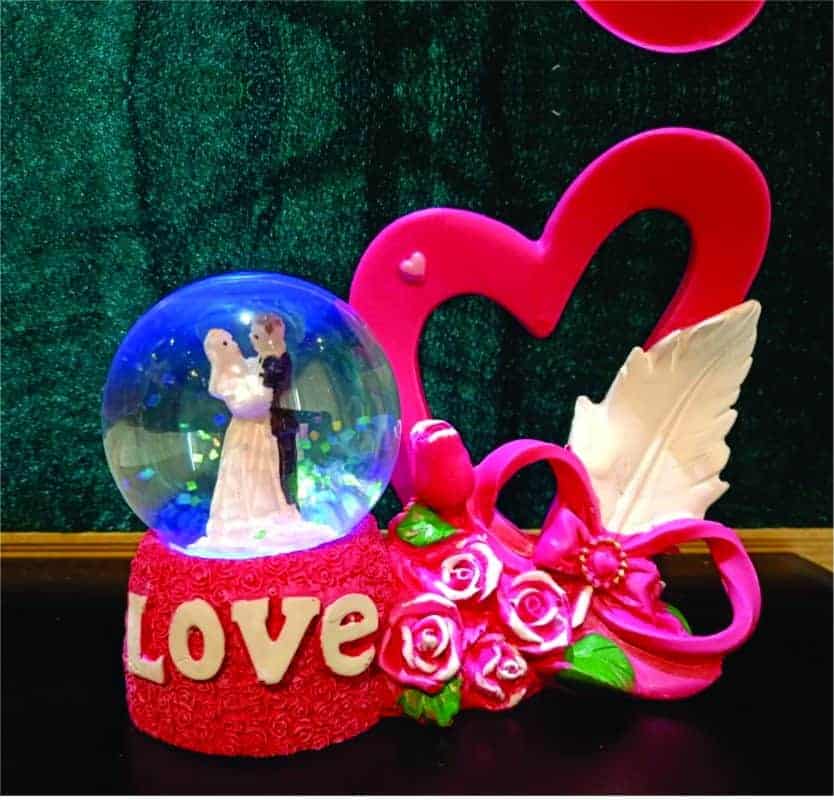 Sawcart Romantic Love Couple On Scooter with Umbrella Hand Crafted Statue  Figurine Showpiece Idol for Home & Office Decor, Best Gift for Love,  Valentine Day, Wedding Anniversary, House Warming Decorative Showpiece -